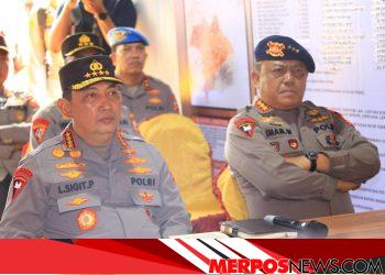 Kapolri Tinjau Posko Pengungsi Erupsi Gunung Lewotobi di NTT